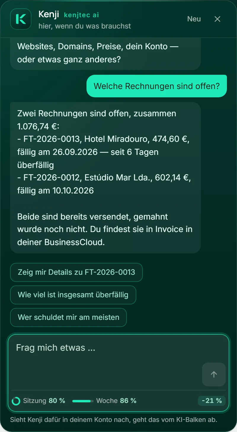 Anas Frage „Welche Rechnungen sind offen?“: Kenji sieht in Invoice nach und nennt die offenen Rechnungen mit Betrag und Fälligkeit; unter dem Feld der Satz, dass Nachsehen vom KI-Balken abgeht.