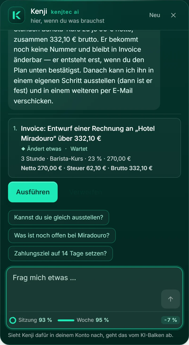 Anas Bitte „Schreib Hotel Miradouro eine Rechnung über drei Stunden Barista-Kurs à 90 €“: Kenji zeigt den Entwurf mit der Position, Netto, Steuer und Brutto und sagt dazu, dass Ausstellen und Versenden je ein eigenes Ja bekommen.