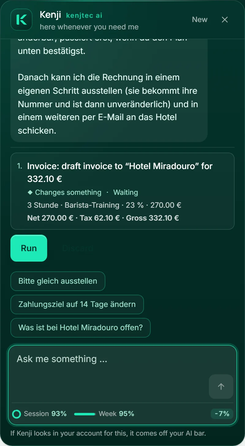 Anas anmodning „Skriv en faktura til Hotel Miradouro for tre timers baristakursus à 90 €“: Kenji viser kladden med linjen, netto, moms og brutto og tilføjer, at udstedelse og afsendelse hver får sit eget ja.