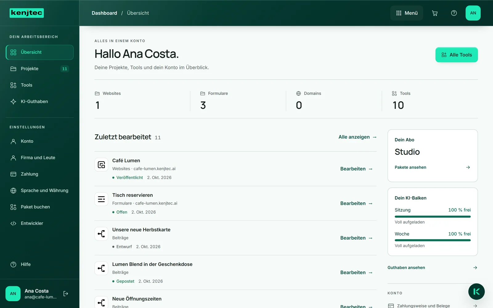 Das Dashboard von Café Lumen am Rechner: links die Leiste mit den vier Bereichen und den Einstellungen, unten Anas Name mit dem Symbol „Abmelden“, oben rechts „Menü“, das Fragezeichen und der Kreis mit den Initialen.