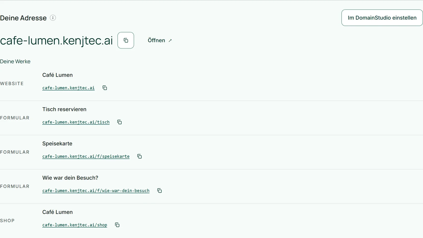 Der Block „Deine Adresse“ im Dashboard von Café Lumen: groß cafe-lumen.kenjtec.ai, darunter „Deine Werke“ mit der Website vorn, dem Formular „Tisch reservieren“ unter /tisch und dem Laden unter /shop.