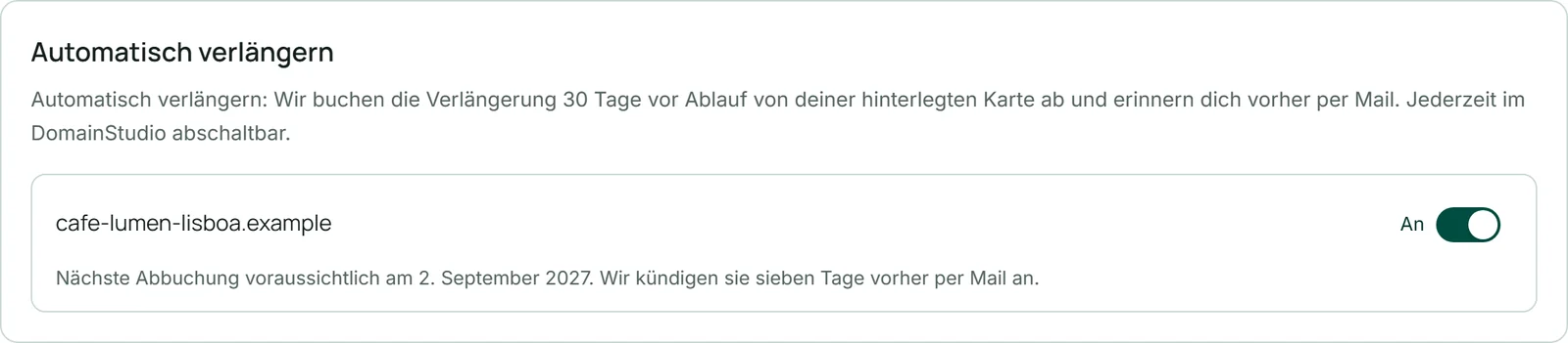 Die Karte „Automatisch verlängern“ einer bei KENJTEC gekauften Domain von Café Lumen: der Schalter auf „An“ und darunter, wann voraussichtlich abgebucht wird und dass wir es sieben Tage vorher ankündigen.