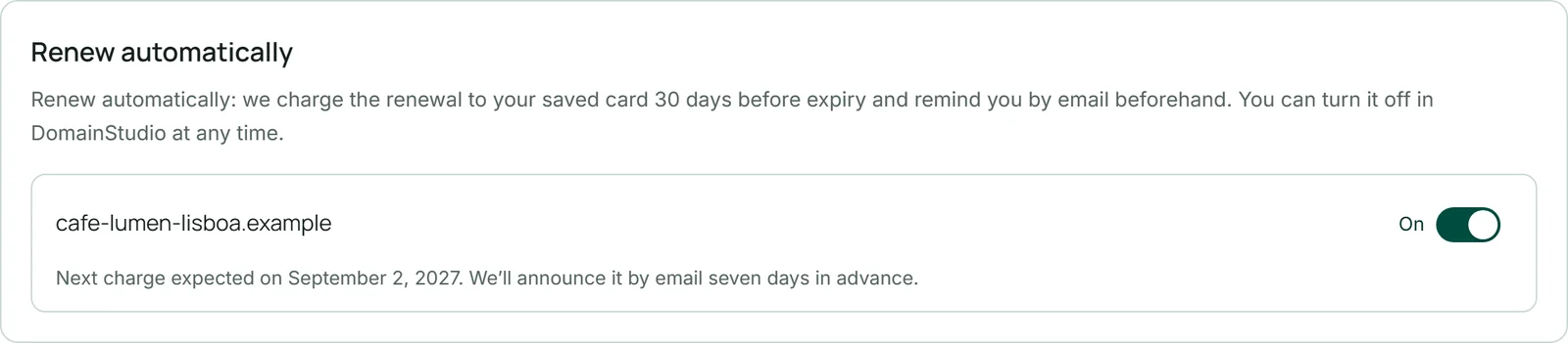 The “Renew automatically” card of a domain Café Lumen bought from KENJTEC: the switch set to “On” and below it when the charge is expected and that we announce it seven days ahead.