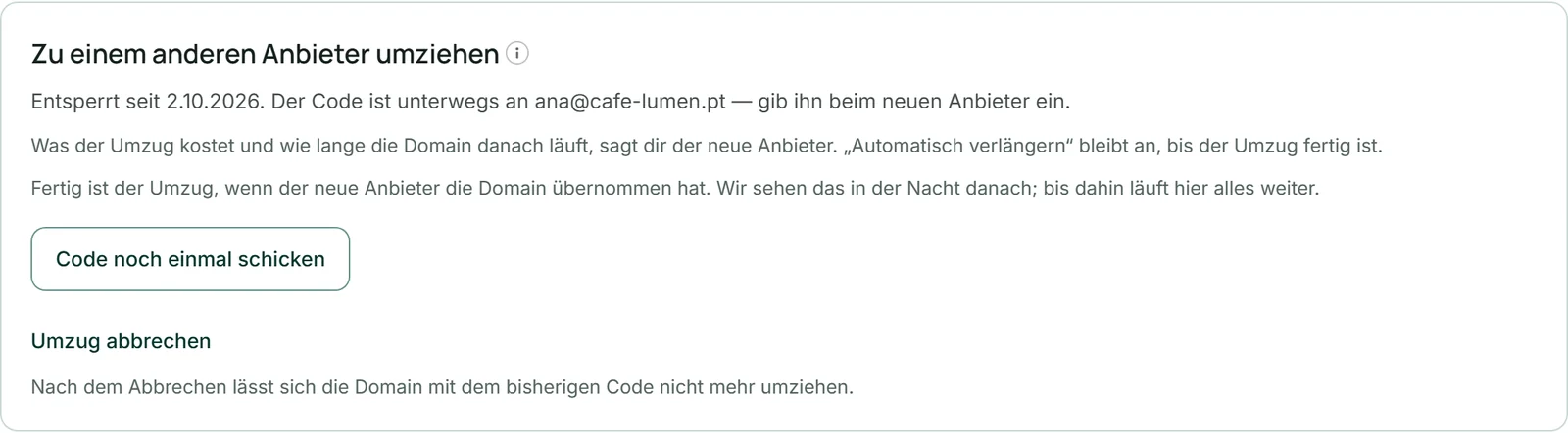 Die Übersicht der bei KENJTEC gekauften Domain cafe-lumen-lisboa.example von Café Lumen: die Karte „Zu einem anderen Anbieter umziehen“ nach dem Klick, mit „Entsperrt seit …“, der Adresse, an die der Code geht, und „Umzug abbrechen“.