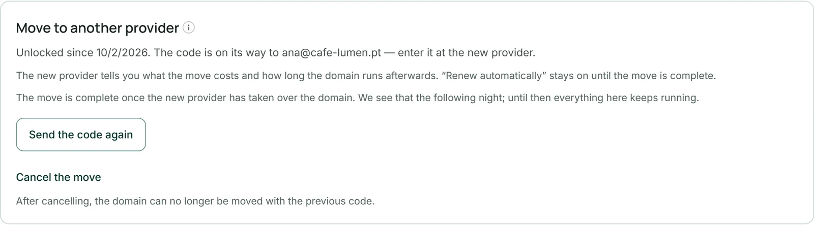 النظرة العامة للنطاق cafe-lumen-lisboa.example الذي اشترته Café Lumen من KENJTEC: بطاقة «النقل إلى مزوّد آخر» بعد النقر، مع «غير مقفل منذ …»، والعنوان الذي يُرسل إليه الرمز، و«إلغاء النقل».