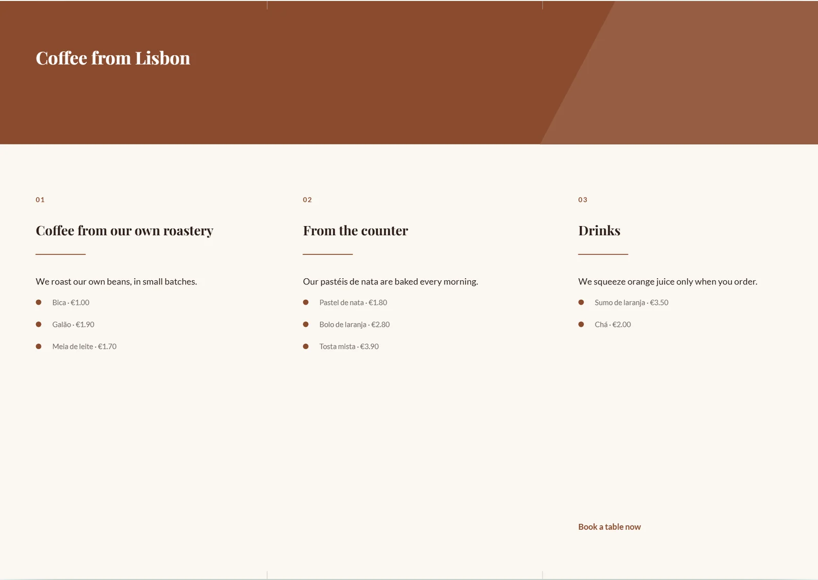 الوجه الداخلي لمطوية Café Lumen بثلاث مساحات للمحتوى وعلامات الطيّ القصيرة عند الحافة العلوية.