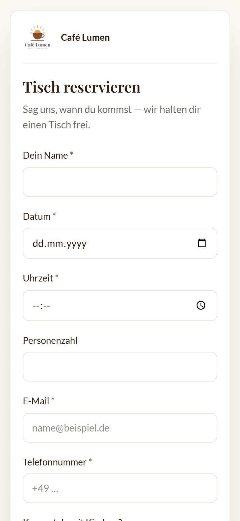 Die Ausfüllseite „Tisch reservieren“ auf einem Handy: oben das Logo von Café Lumen, darunter die Felder in voller Breite, Pflichtfelder mit Sternchen.