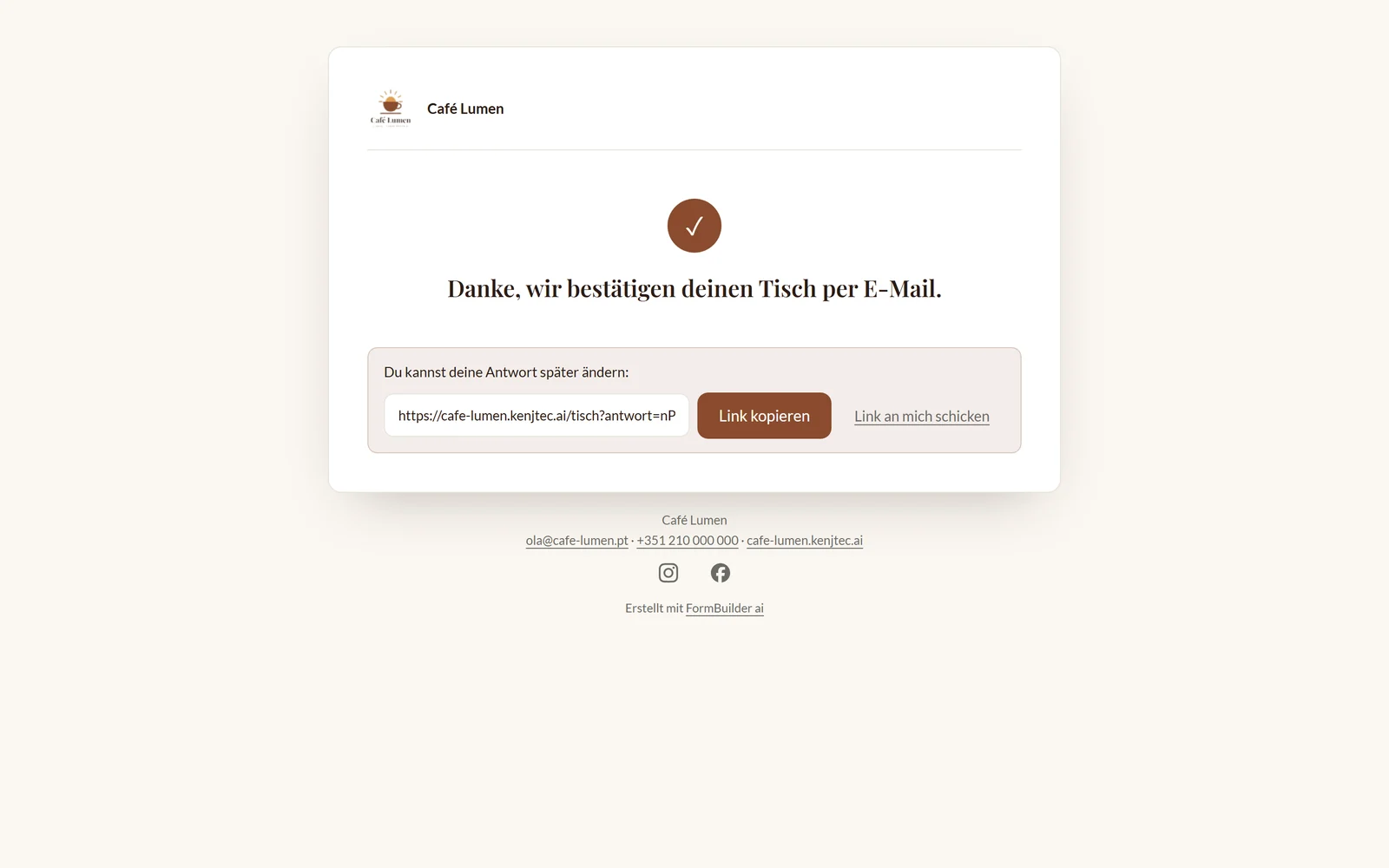 Die Dankeseite nach einer Reservierung bei Café Lumen: ein Häkchen, der Satz „Danke, wir bestätigen deinen Tisch per E-Mail.“ und darunter der persönliche Link zum Ändern.