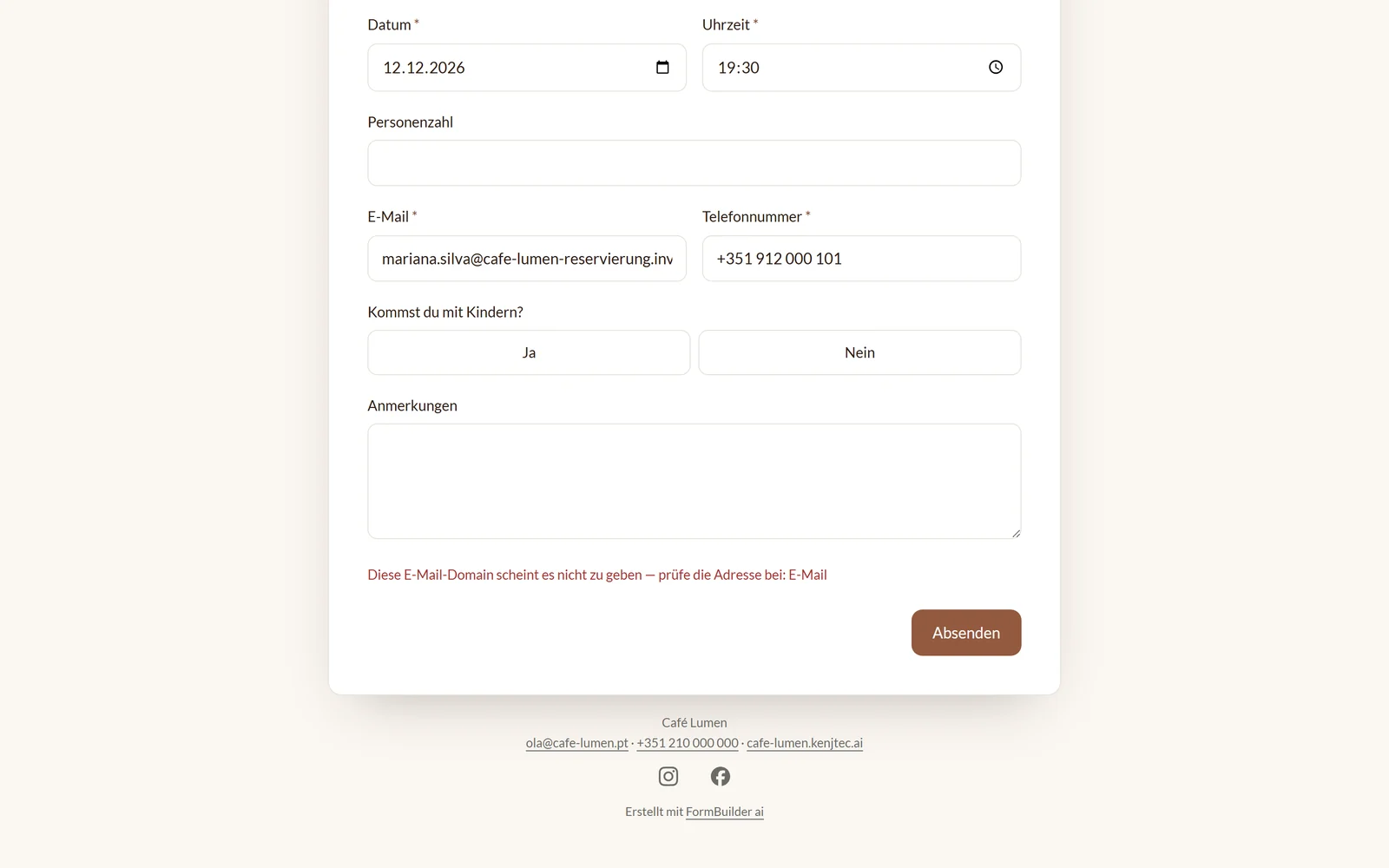 Die Ausfüllseite „Tisch reservieren“ mit dem Hinweis über dem Absenden-Knopf, dass es die Domain der eingegebenen E-Mail-Adresse nicht zu geben scheint.