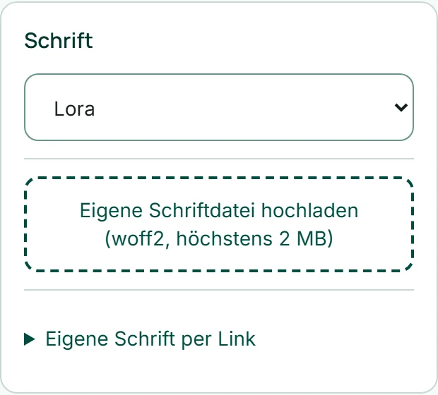 Die Karte „Schrift“ im Schritt „Design“ mit der Auswahl „Lora“ und darunter dem Feld zum Hochladen einer eigenen Schriftdatei.