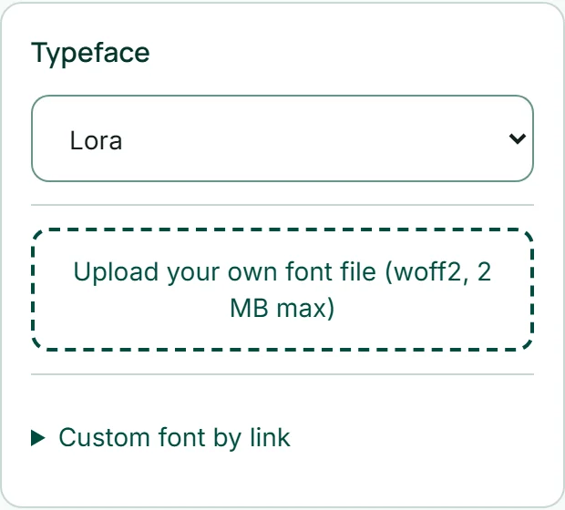 بطاقة «‏الخط» في خطوة «‏التصميم» مع اختيار «Lora»، وتحتها حقل رفع ملف خط خاص.