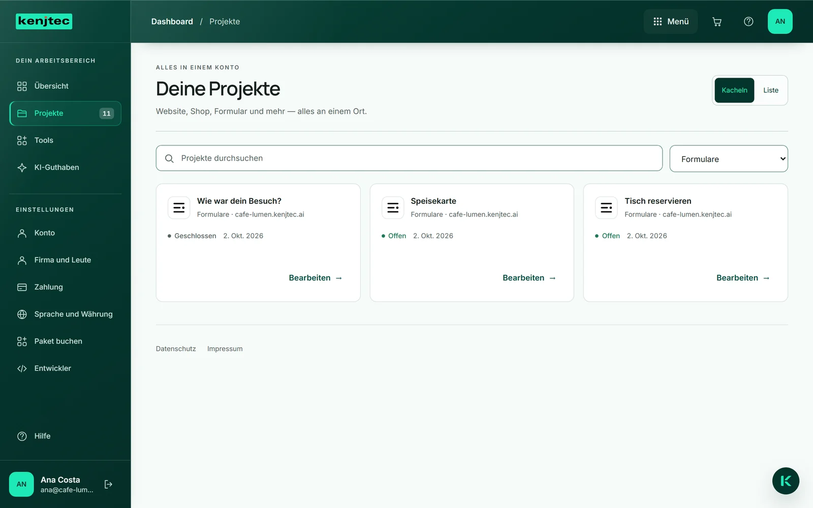 Das Dashboard von Café Lumen unter „Deine Projekte“ mit dem Filter „Formulare“: drei Kacheln mit Name, Zustand „Offen“ oder „Geschlossen“ und der Adresse cafe-lumen.kenjtec.ai.