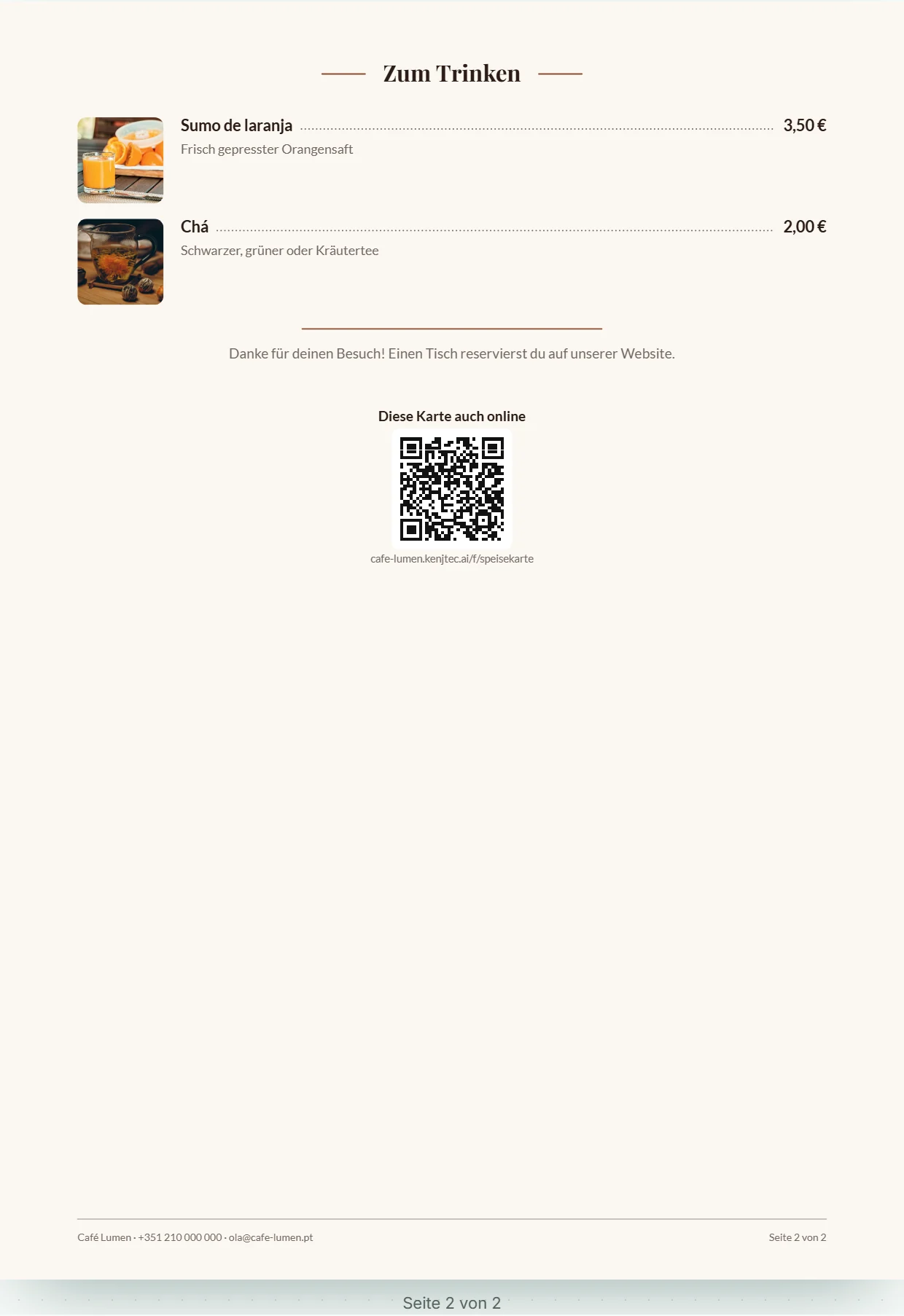 Das Ende der Speisekarte von Café Lumen: „Diese Karte auch online“, der QR-Code auf weißer Platte und darunter die kurze Adresse.