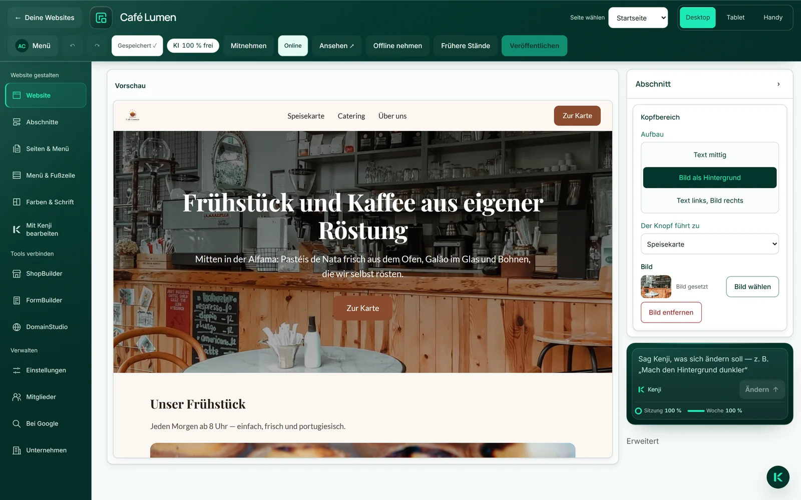 Der Editor mit der Startseite von Café Lumen auf einem breiten Bildschirm: Kopfzeile mit „Seite wählen“, Gerätewahl und „Veröffentlichen“, links die Arbeitsbereiche, in der Mitte die Seite, rechts das Tool des gewählten Abschnitts.