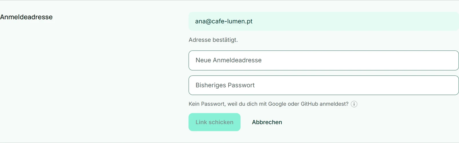 Der Abschnitt „Anmeldeadresse“ in der Einstellung „Konto“ von Café Lumen: die Adresse ana@cafe-lumen.pt auf hellem Grund, darunter die Zeilen zum Zustand der Adresse, die Felder für die neue Adresse und das bisherige Passwort und der Knopf „Link schicken“.