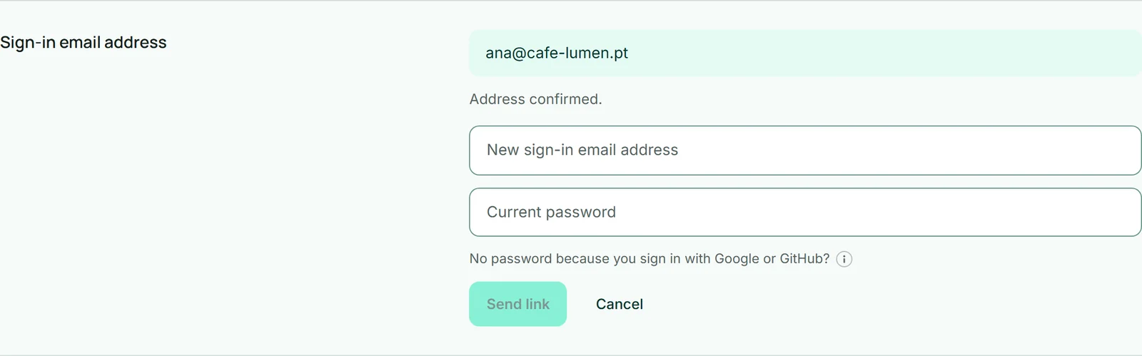 A secção «Endereço de e-mail de acesso» nas definições «Conta» do Café Lumen: o endereço ana@cafe-lumen.pt sobre fundo claro, por baixo as linhas sobre o estado do endereço, os campos para o novo endereço e para a palavra-passe atual e o botão «Enviar link».
