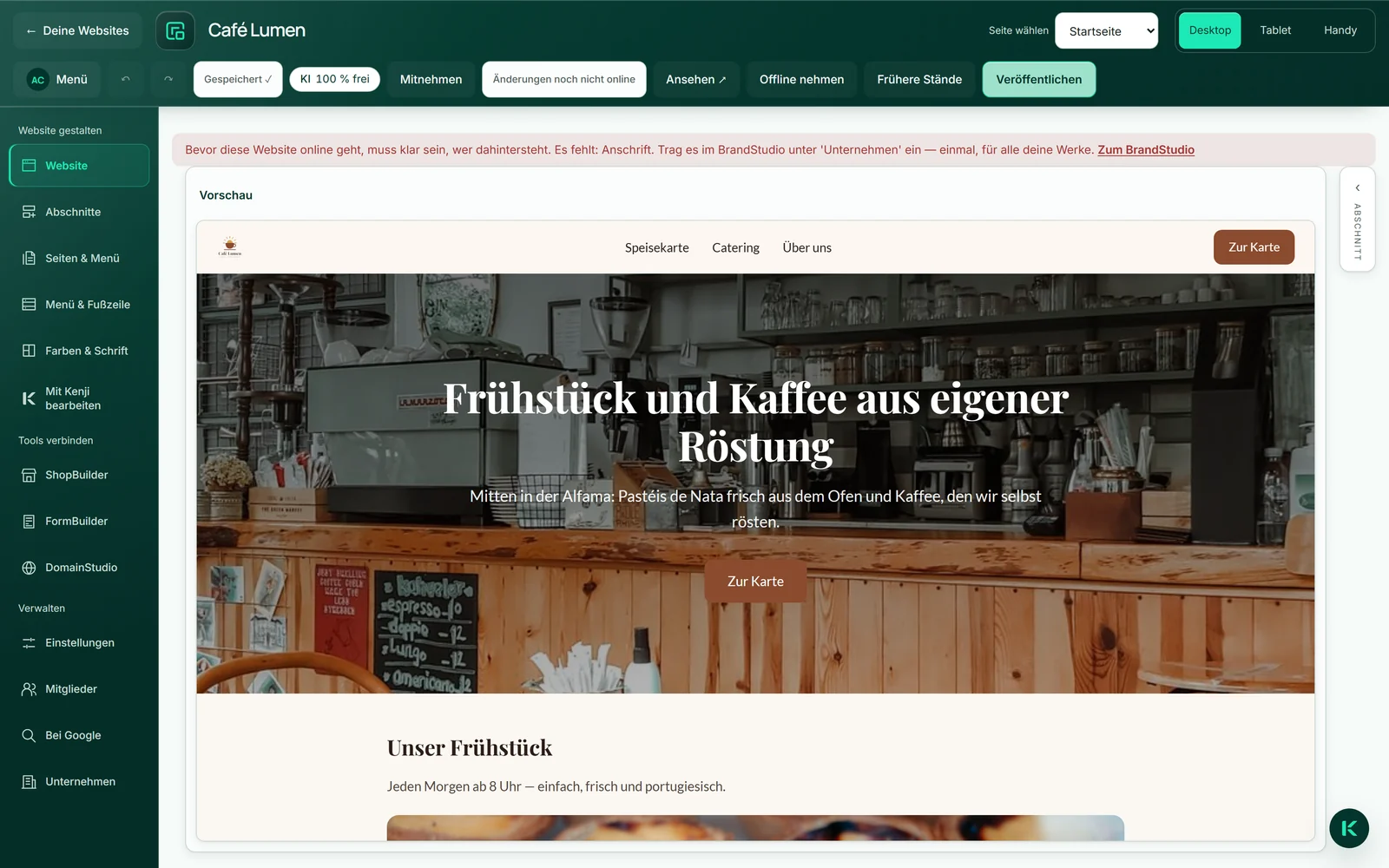 Der Hinweis im WebSiteBuilder, als Ana die Website von Café Lumen veröffentlichen will: Es fehlt die Anschrift, daneben der Link „Zum BrandStudio“.