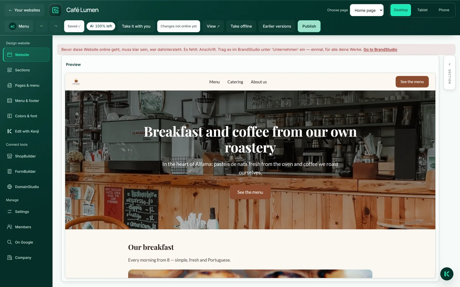Bemærkningen i WebSiteBuilder, da Ana vil udgive hjemmesiden for Café Lumen: Adressen mangler, og ved siden af står linket “Til BrandStudio”.