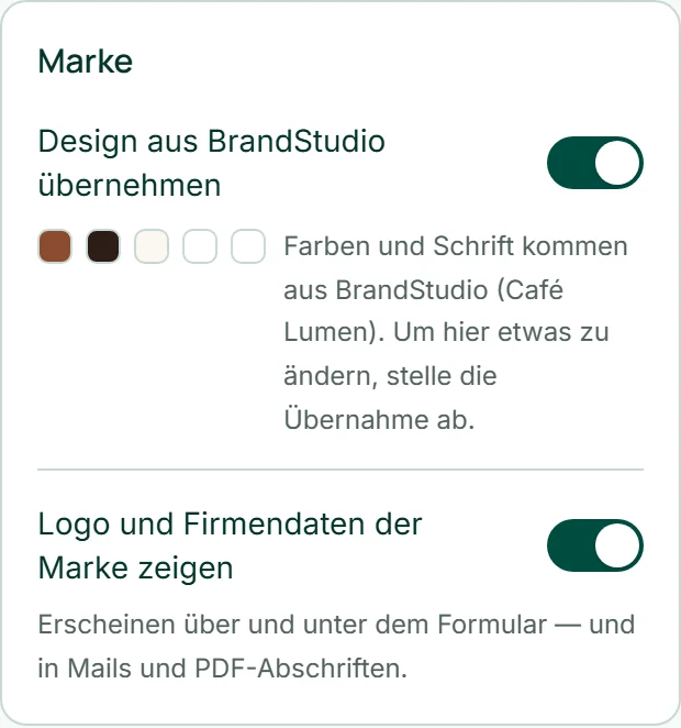 Die Karte „Marke“ im FormBuilder beim Formular „Tisch reservieren“: „Design aus BrandStudio übernehmen“ ist an, darunter der Schalter „Logo und Firmendaten der Marke zeigen“.