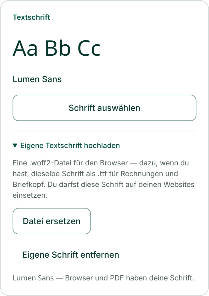 Die Zeile unter der eigenen Textschrift von Café Lumen: „Browser und PDF haben deine Schrift.“