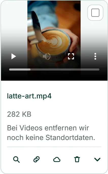 Die Kachel eines kurzen Videos mit Latte Art: der Abspieler mit Steuerleiste, darunter die Größe, „nicht prüfbar“ und der Satz zu den Standortdaten.