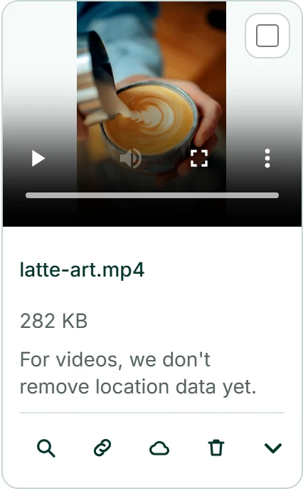 Rutan för en kort video med latte art: spelaren med kontrollfält, nedanför storleken, ”kan inte kontrolleras” och meningen om platsdata.