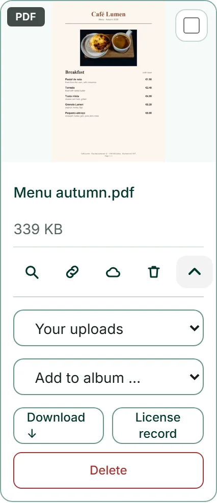 التفاصيل الموسّعة لقائمة الطعام بصيغة PDF مع الزر «تنزيل ↓» — هكذا تنزّل آنا ملفًا تريد الاحتفاظ به.