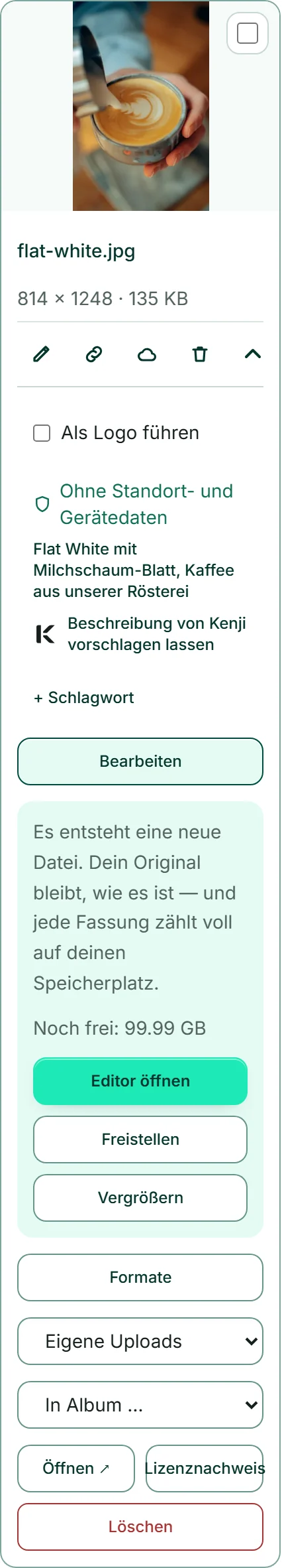 Die aufgeklappte Leiste „Bearbeiten“ an einem Foto von Café Lumen: der Satz, dass eine neue Datei entsteht und das Original bleibt, darunter „Noch frei:“ und die Knöpfe „Editor öffnen“, „Freistellen“ und „Vergrößern“.