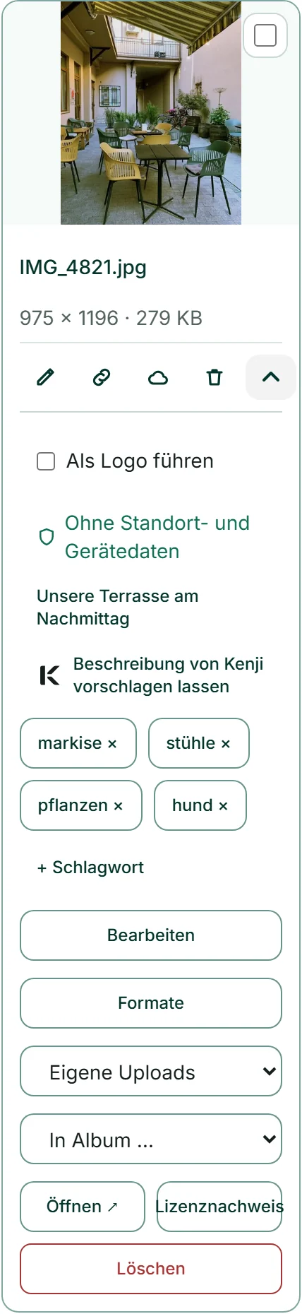 Die aufgeklappten Details eines Handyfotos der Café-Terrasse mit dem Vermerk „Ohne Standort- und Gerätedaten“ und dem kleinen Schild-Zeichen davor.