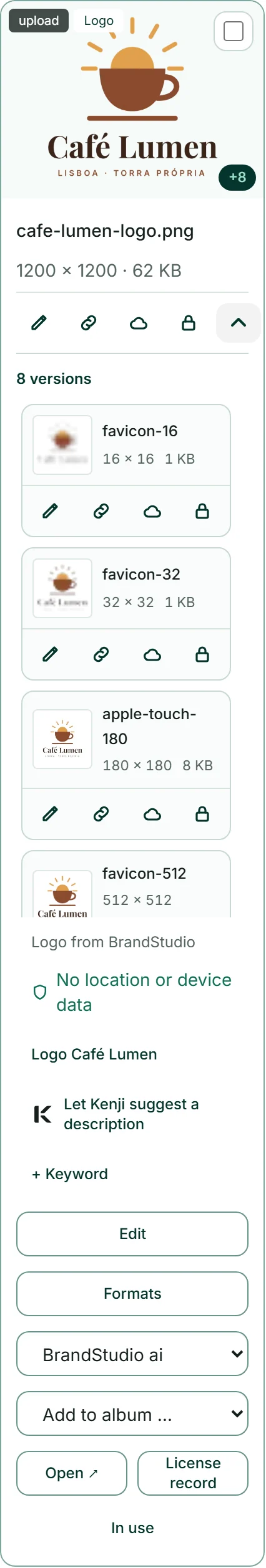بطاقة شعار Café Lumen مع الشارة «+8» والتفاصيل مفتوحة: النسخ الثماني في قائمة قابلة للتمرير، لكل منها صورة معاينة وأبعاد وحجم والإجراءات الصغيرة.