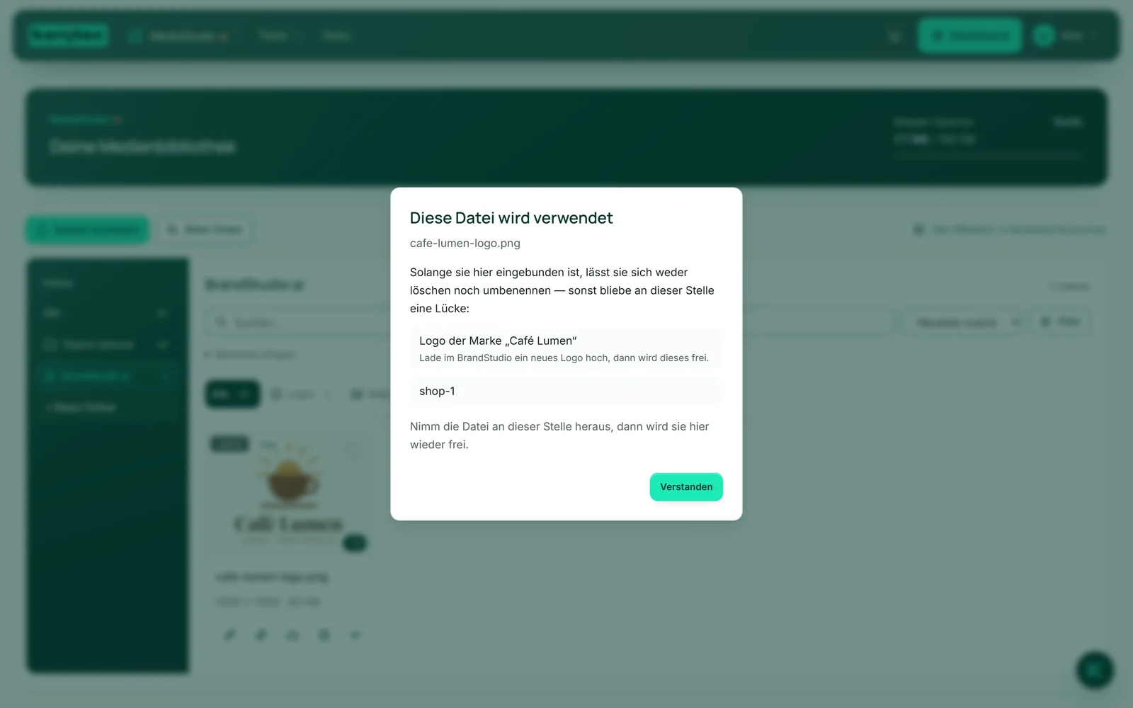 Im Ordner „BrandStudio ai“ der Dialog „Diese Datei wird verwendet“ zum Logo von Café Lumen: als Fundstelle das Logo der Marke und darunter der Satz, dass ein neues Logo im BrandStudio das alte frei macht.
