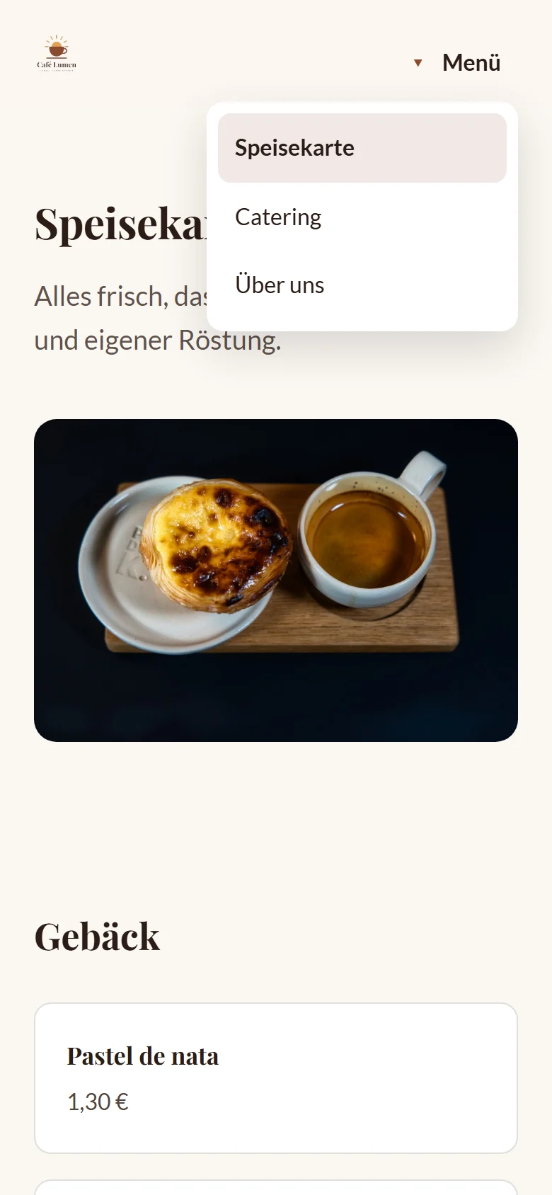 Die veröffentlichte Seite „Speisekarte“ von Café Lumen auf dem Handy, das Menü aufgeklappt mit „Speisekarte“, „Catering“ und „Über uns“.