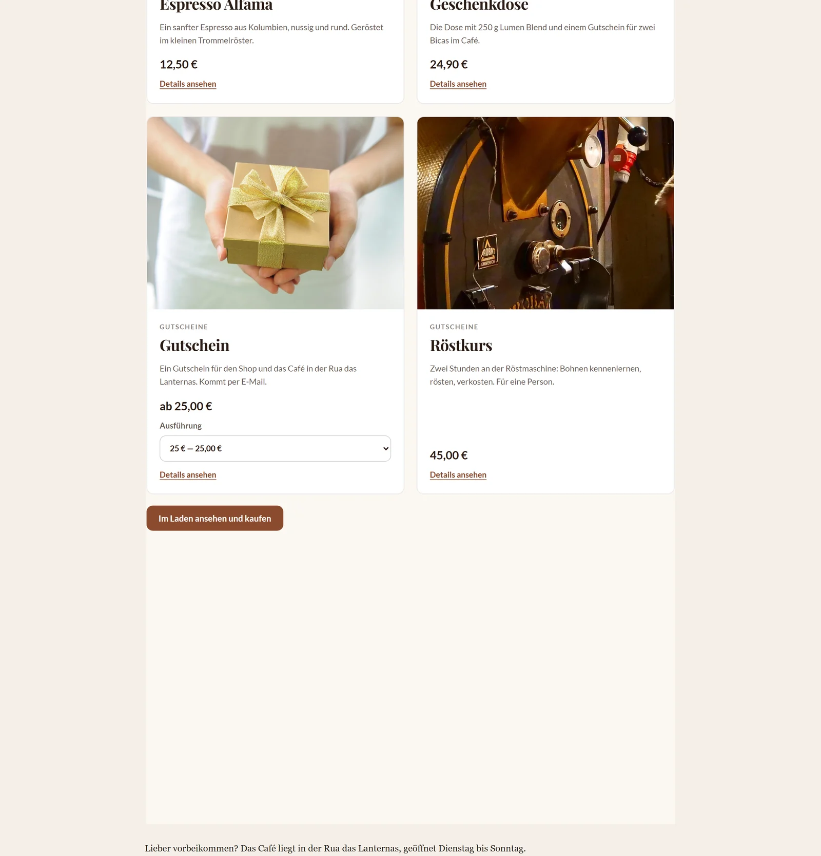 Eine fremde Website mit dem eingebetteten Sortiment von Café Lumen: Produktkarten ohne Warenkorb und darunter der Knopf, der in den Laden führt.