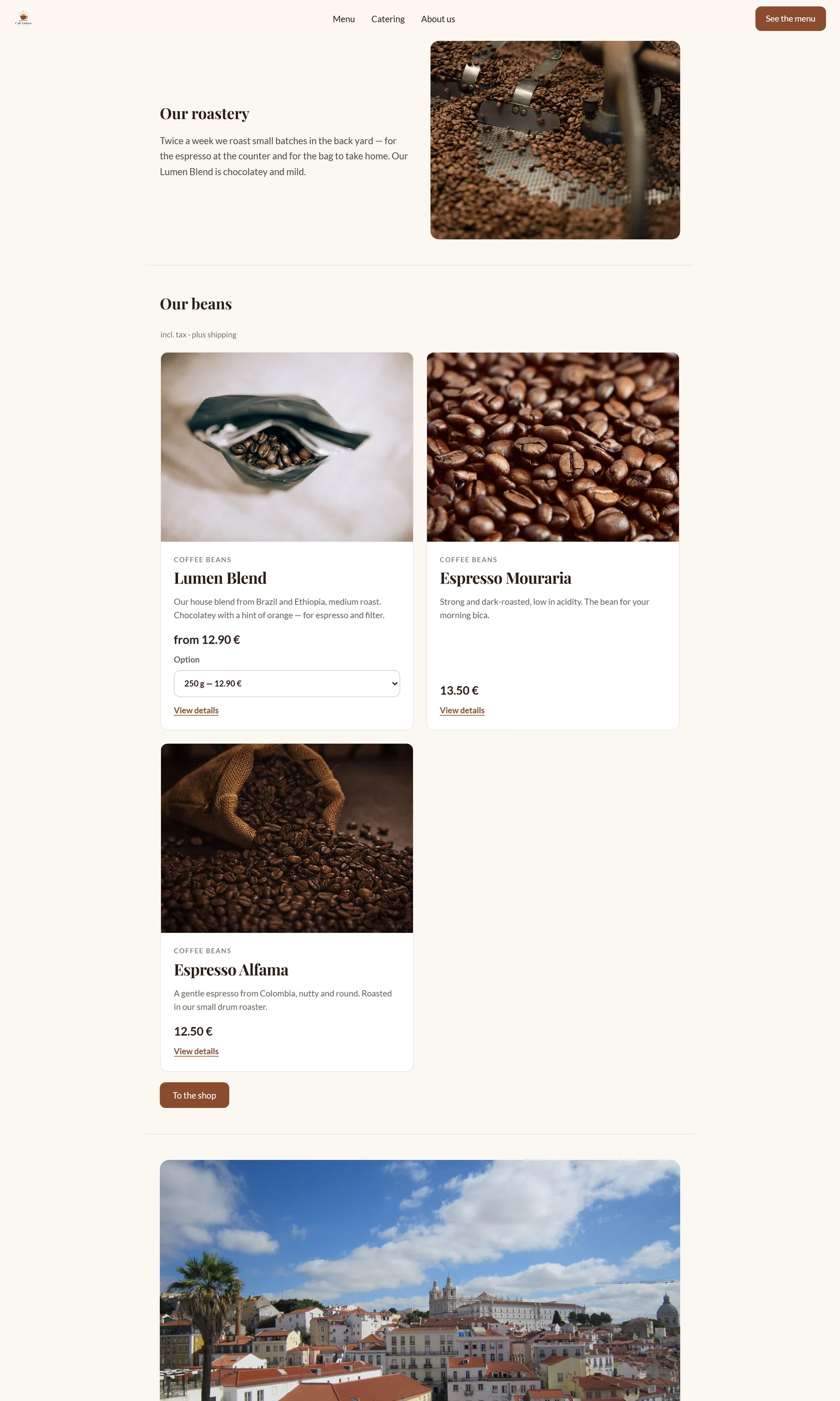 De website van Café Lumen met het ingesloten assortiment koffiebonen direct onder de sectie „Onze branderij”, met daaronder de knop „Naar de shop”.