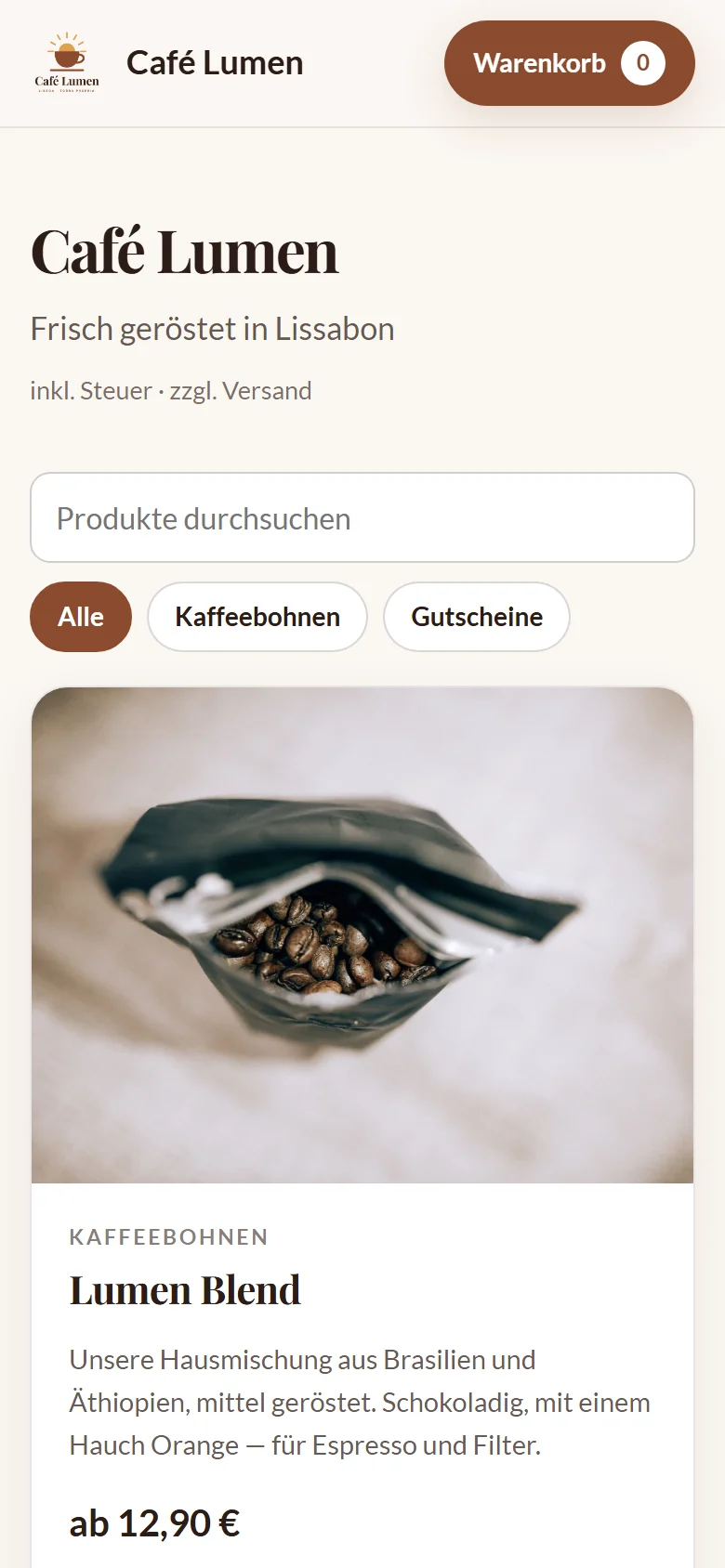 Die Kaufseite cafe-lumen.kenjtec.ai/shop auf dem Handy: Kopfleiste mit Logo und Warenkorb, darunter „Café Lumen“, der Untertitel und die ersten Produktkarten.
