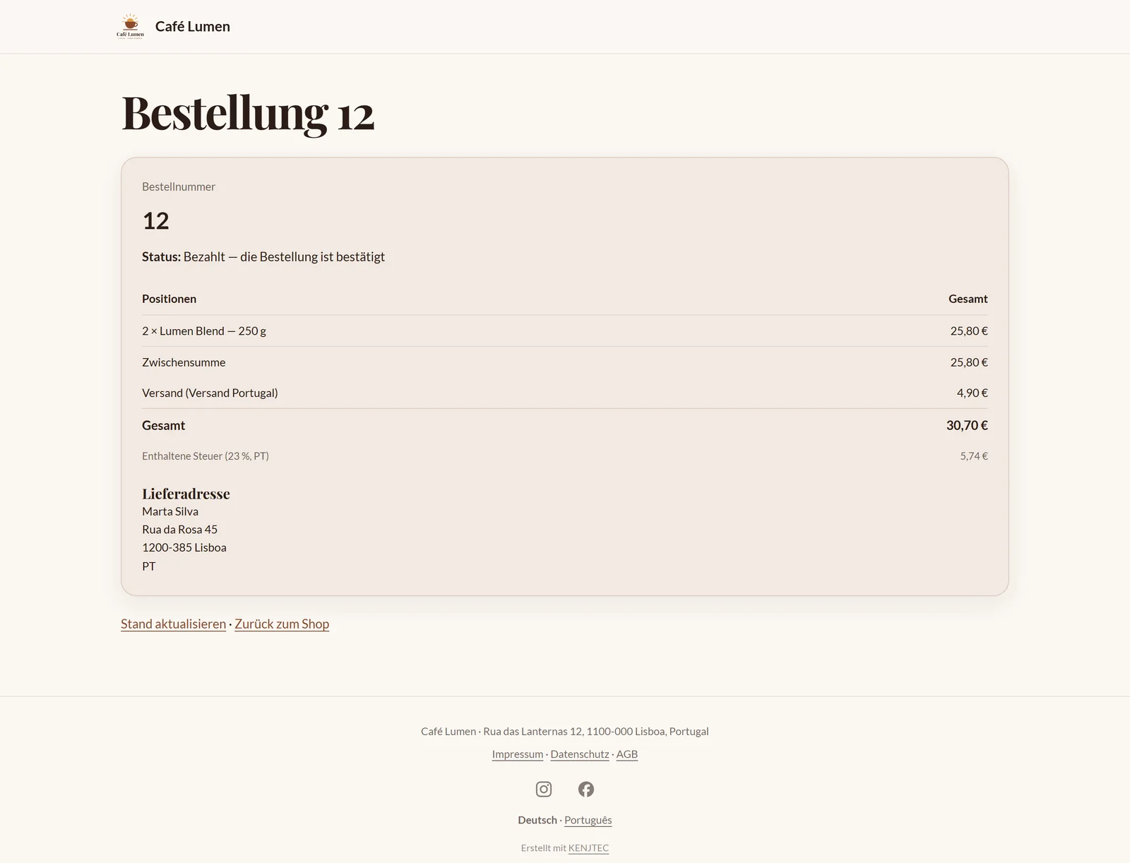 Die Bestellseite von Café Lumen für Bestellung 12: der Zustand „Bezahlt — die Bestellung ist bestätigt“, die Tabelle der Positionen und die Lieferadresse.