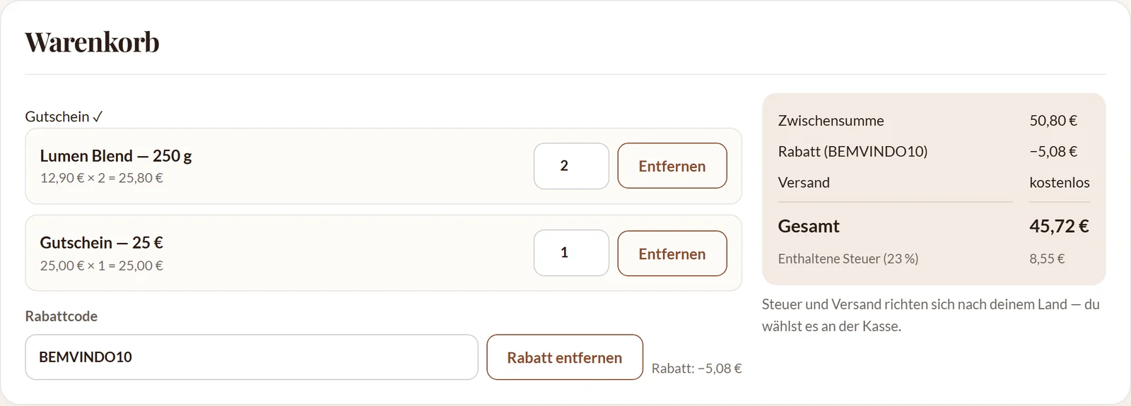 Der Warenkorb von Café Lumen mit zwei Tüten „Lumen Blend — 250 g“ und einem Gutschein, dem Rabattfeld und der Summe mit Zwischensumme, Rabatt, Versand und Gesamt.