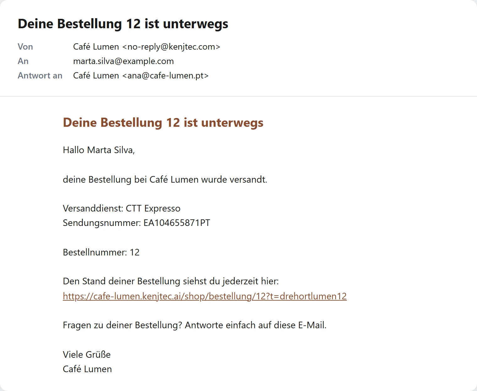 Die Versandmail von Café Lumen mit dem Absender „Café Lumen“, dem Betreff „Deine Bestellung 12 ist unterwegs“, Versanddienst, Sendungsnummer und dem Satz am Ende, dass der Käufer auf die Mail antworten kann.