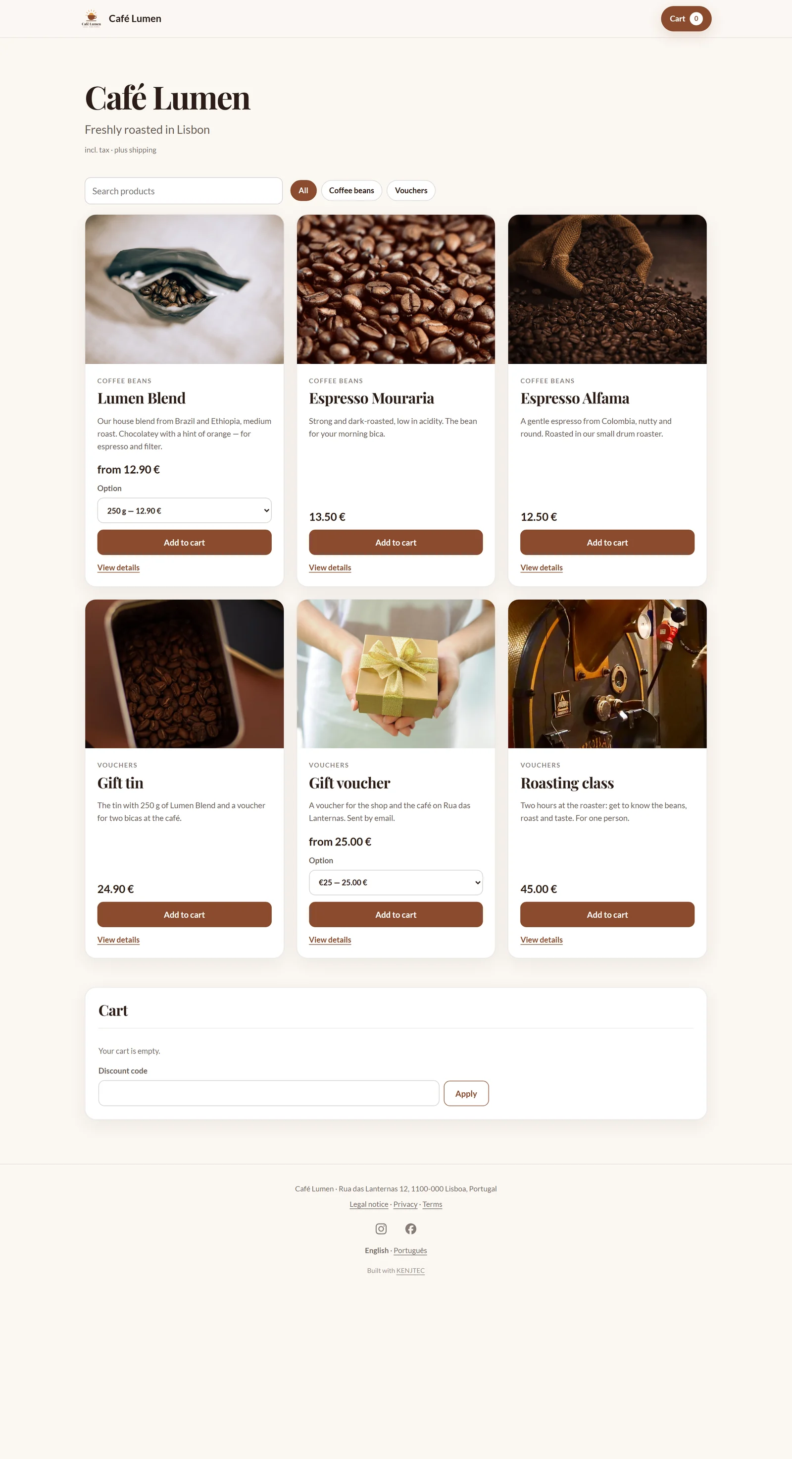 صفحة متجر Café Lumen: في الأعلى الاسم والعنوان الفرعي والسطر الخاص بالضريبة والشحن، وفي الأسفل التذييل مع اسم الشركة والعنوان وروابط النصوص القانونية.