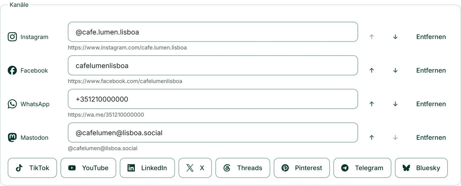 Die Kanal-Liste von Café Lumen mit Instagram @cafe.lumen.lisboa, Facebook, WhatsApp mit Ländervorwahl und Mastodon in der vollen Form, unter jedem Feld die daraus gerechnete Adresse.