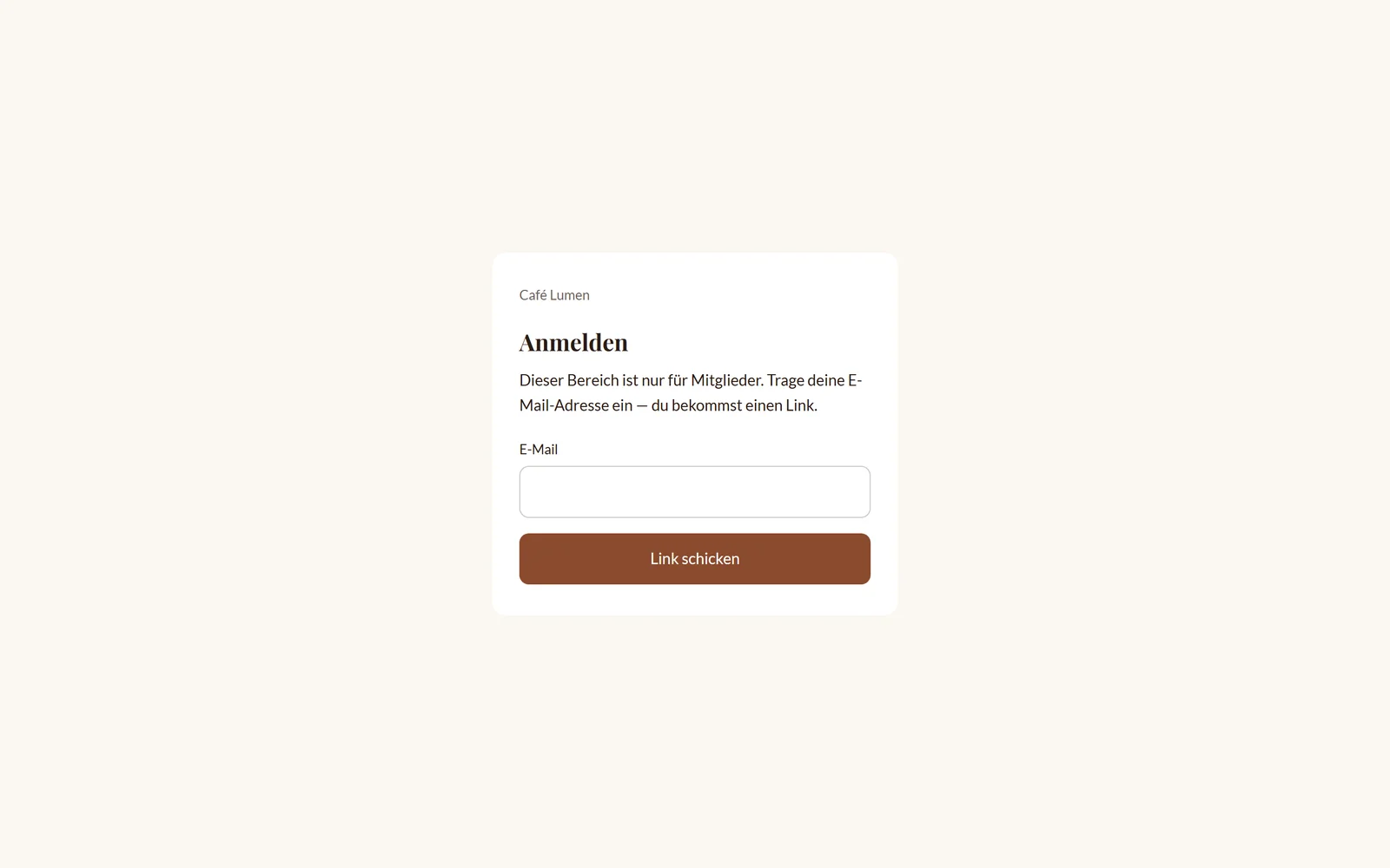 Die Anmeldeseite des Bereichs „Stammgäste“ von Café Lumen: ein einziges Feld für die E-Mail-Adresse und „Link schicken“, kein Passwortfeld.