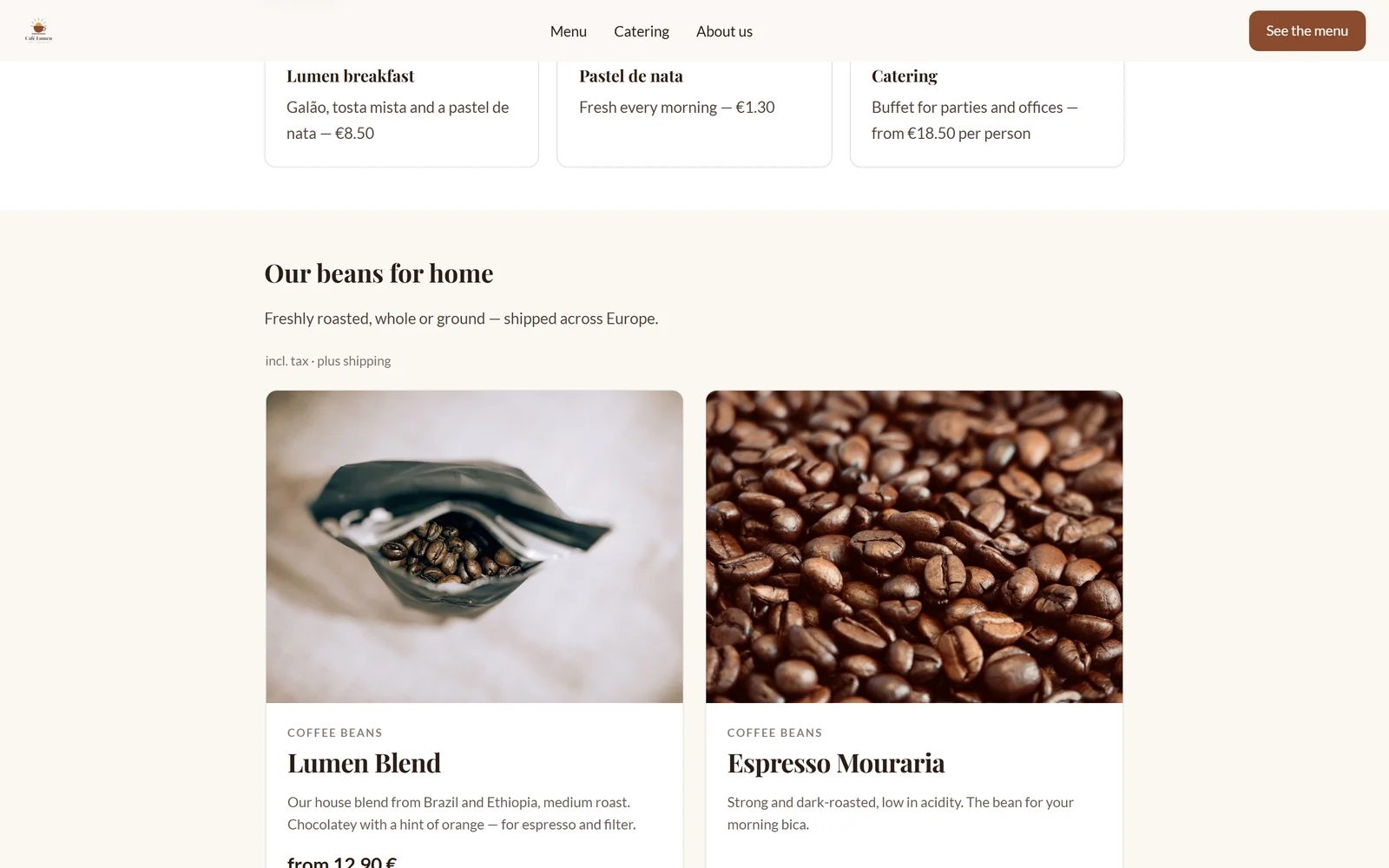 قسم «الأسعار» في Café Lumen مع بطاقات معلومات للإفطار وخدمات الضيافة، وتحته المتجر المضمّن الذي يعرض حبوب القهوة.