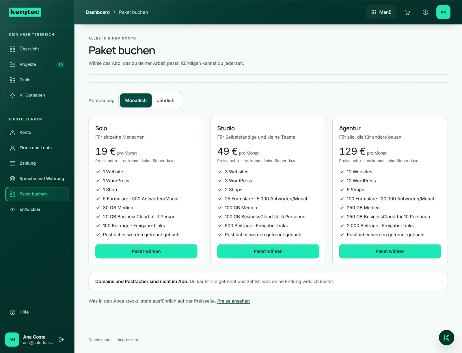 Die Ansicht „Paket buchen“ im Dashboard von Café Lumen: die Abos nebeneinander, darüber der Umschalter „Monatlich“ / „Jährlich“, darunter der Satz, dass Domains und Postfächer nicht im Abo sind.