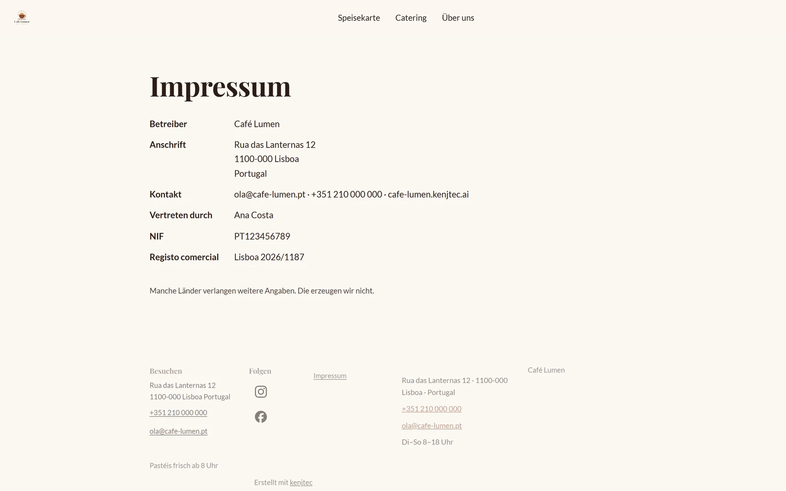 Die Impressum-Seite von Café Lumen im Design der Website, mit Betreiber, Anschrift und Kontakt, darunter der Satz „Manche Länder verlangen weitere Angaben. Die erzeugen wir nicht.“
